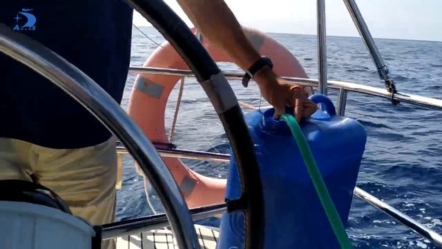 Как перелить топливо из канистры в топливный танк в море на волнении_