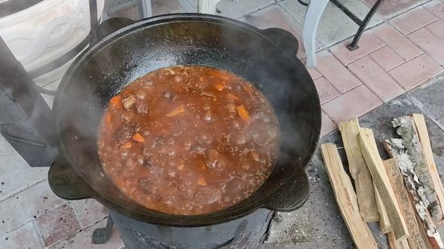 плов в казане на костре