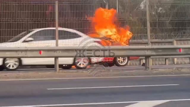 На трассе М-4 в районе Батайска во время движения загорелась легковушка.