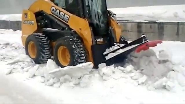 Это нужно в каждый двор Одинцовского округа! На видео скрепер  скалыватель льда на минипогрузчике.