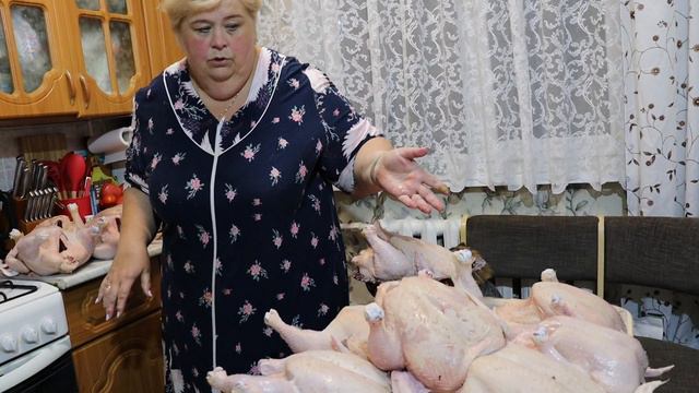 Начали забой кур . Цыплята порадовали своим весом. Готовлю на даче обед для мужиков.