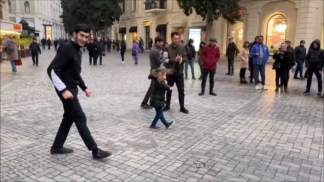 Lezginka Tarqovu 2020 Лезгинка В Торговом Центре В Баку Парни Четко Танцуют С Малышом ALISHKA