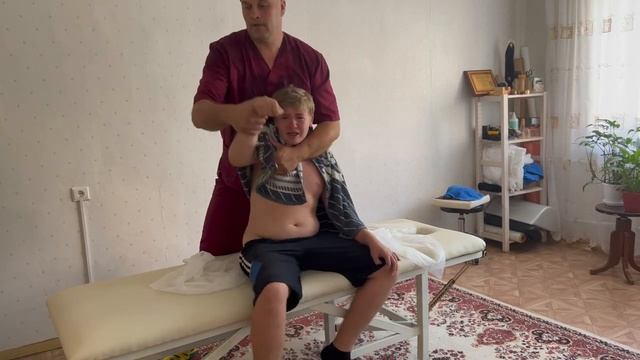 Артем 13лет героически переносит процедуру правки у костоправа Олег Сырчина