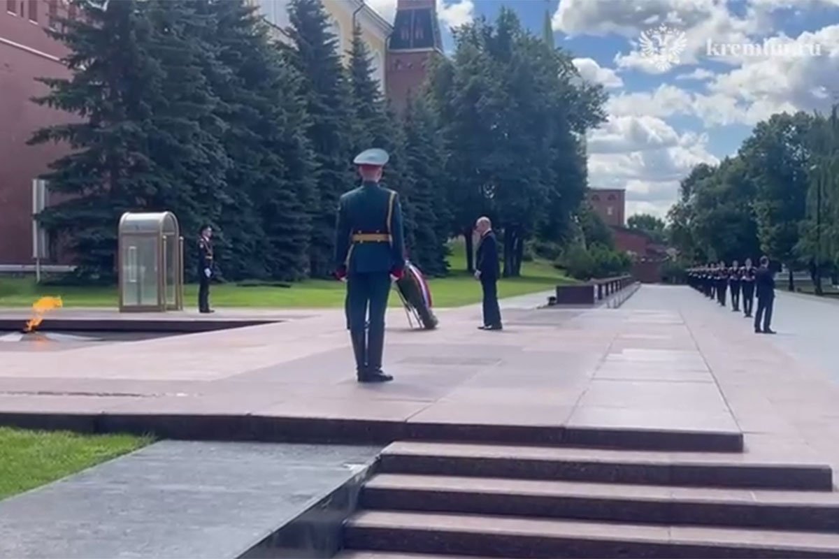 Путин возложил венок к Могиле Неизвестного Солдата в День памяти и скорби