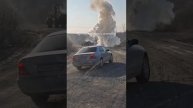 «Красавчик c ковшом» потушил горящий автомобиль в Искитиме. Да, рядом стояла техника МЧС