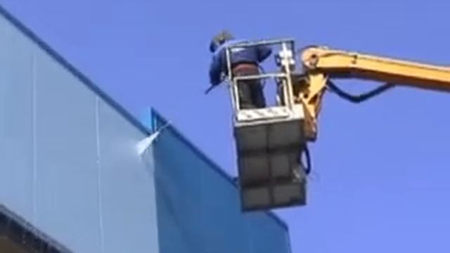 Мойка фасадов зданий с помощью оборудования DYNASET установленного на гидроподьемнике