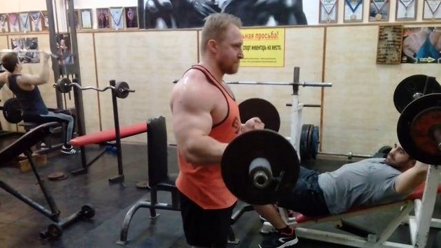 Сгибания изогнутым грифом - не очень люблю это движение но для разнообразия можно.