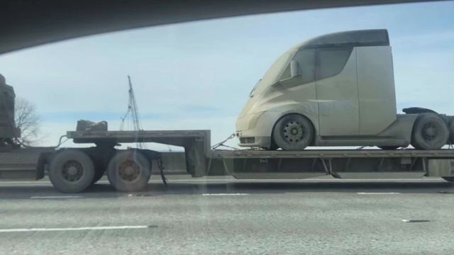 Tesla показала серийный грузовик Semi.