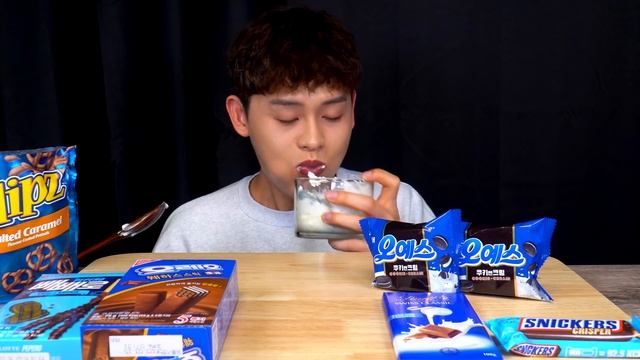 ASMR 블루스낵파티? 휘핑크림 초코프레즐 스니커즈 빼빼로 스틱오레오 먹방~! Blue Food ? Oreo Snickers Chocolate Pretzel MuKbang~!!