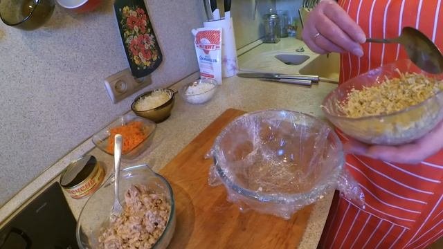 Салат слоеный с печенью трески. Вкусный и нежный.