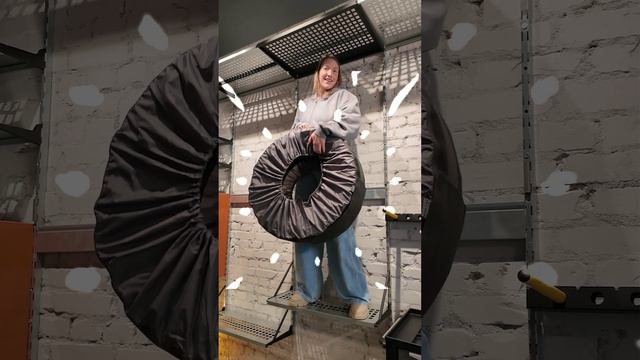 Мы ходили и прыгали по металлическим полкам!