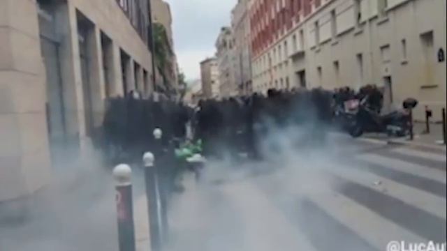 🇫🇷Самое посещаемое место в Париже — митинг: в столице Франции начался протест против ультраправых