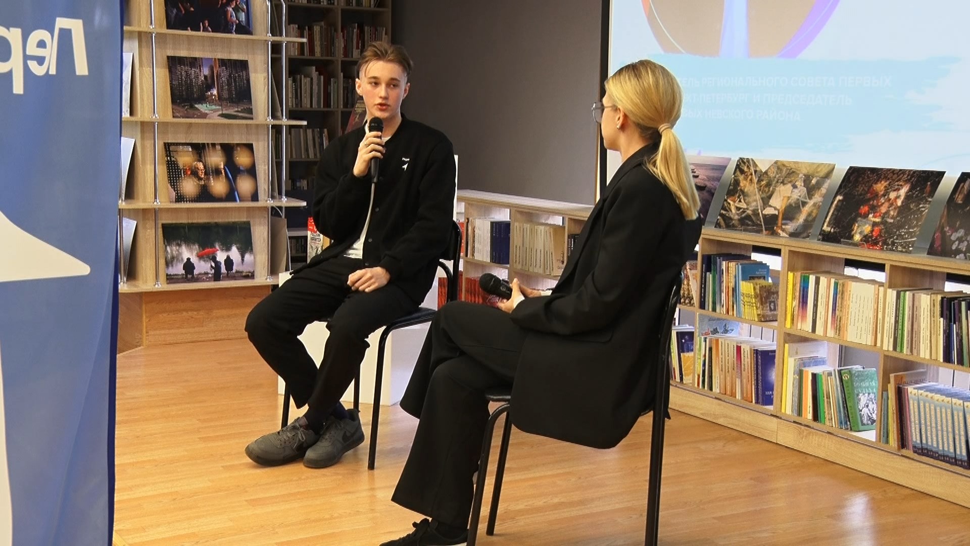 В библиотеке «Окна» юные активисты вели диалог с гостем из Петербурга