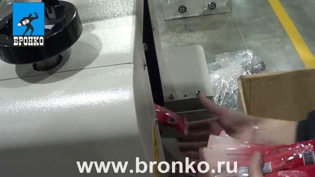 Упаковка кронштейна с дюбелем на Горизонтальной упаковочной машине ALD-250XF (укладка на пленку)