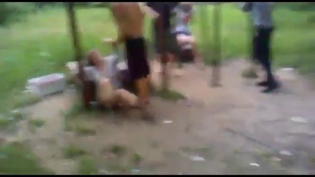 Девушка упала! Турник! Прикол!
