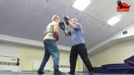 Удары локтями, отработка на лапах.