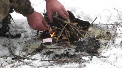 Бушкрафт Выживание в Зимнем Лесу! С Одним Ножиком. Одна Сухая Спичка