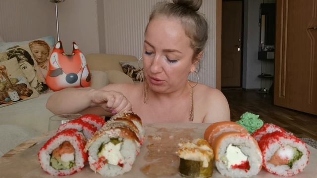 Мукбанг Принимаю ПОЗДРАВЛЕНИЯ ? 7000 подписчиков / Вкуснейшие РОЛЛЫ и САШИМИ из форели