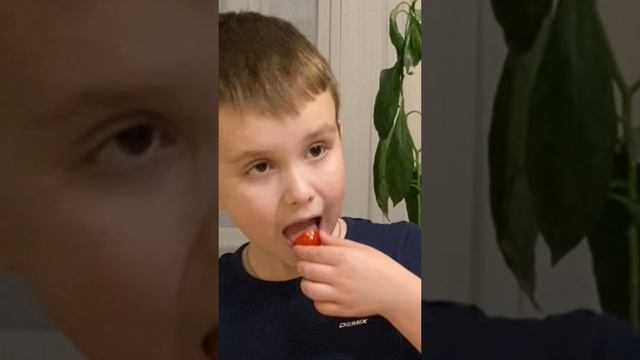 Готовим салат для ужина, Артемий помогает маме 🔪🍅🥒🥗Рецепт🧾