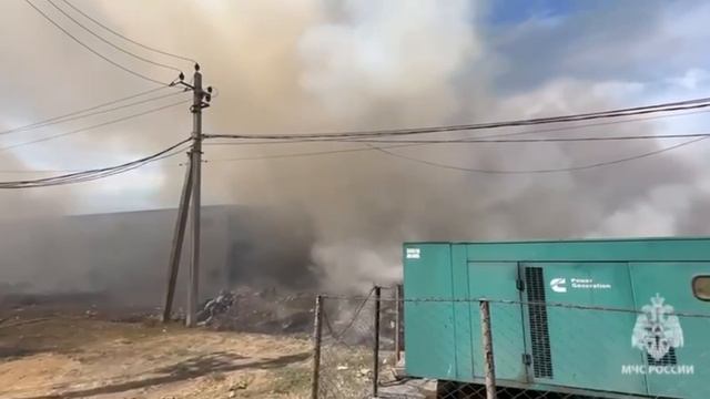 Пожар в СНТ "Изумруд" судя по кадрам - серьезный. МЧС показало кадры с места.