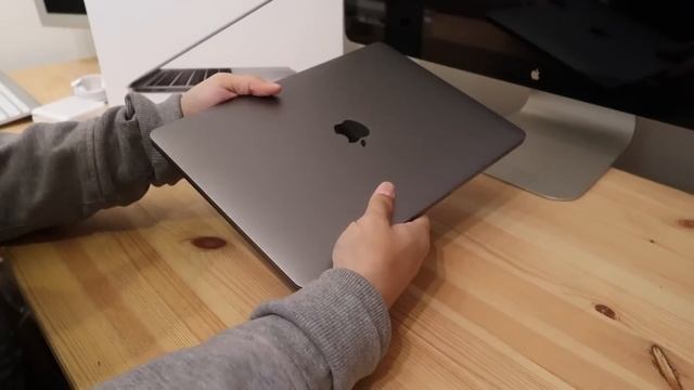 新MacBook Pro13インチをゲット！開封と歴代Macbookと見比べ。