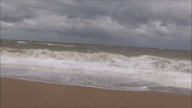Мощно штормит. Сводка погоды с пляжа Любимовка-2