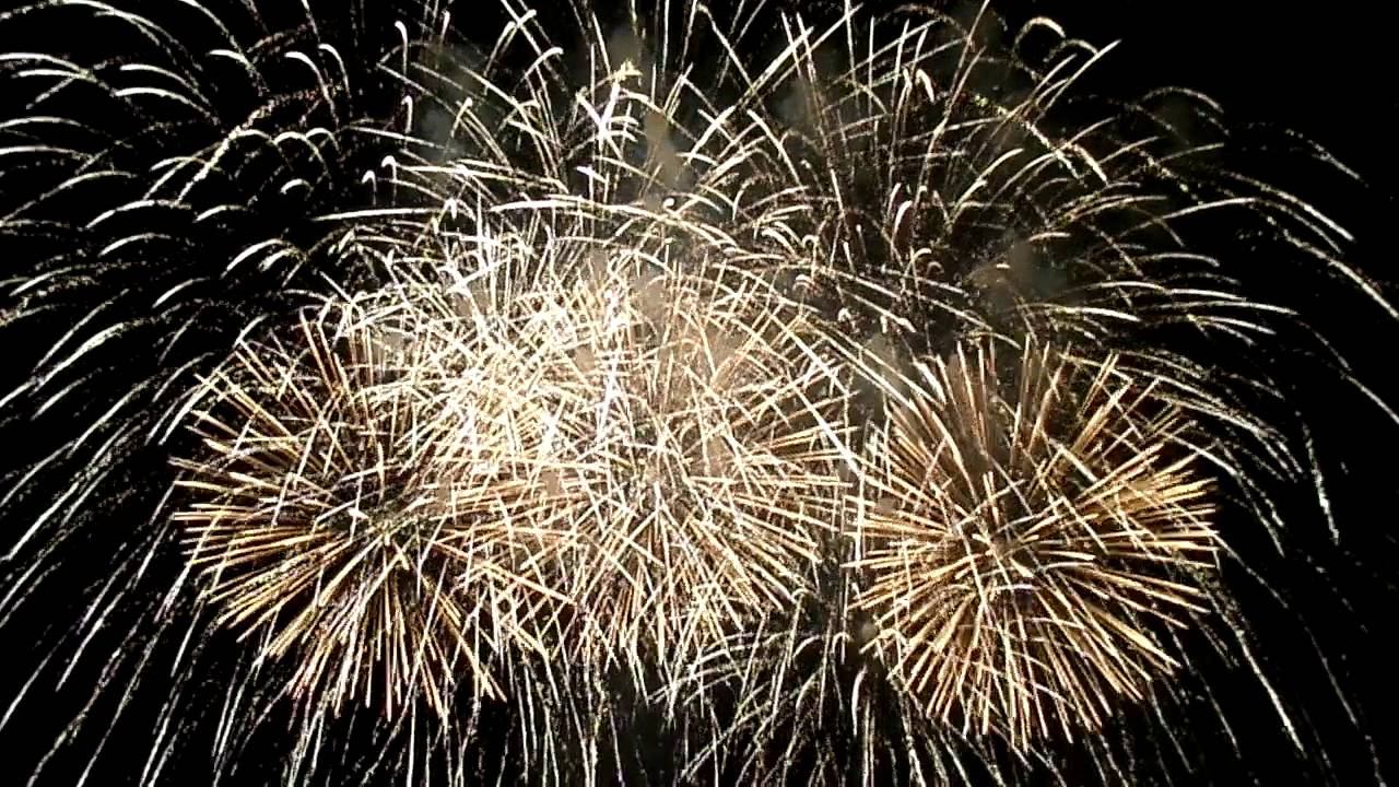 Салют в Тюмени на набережной в день города начало