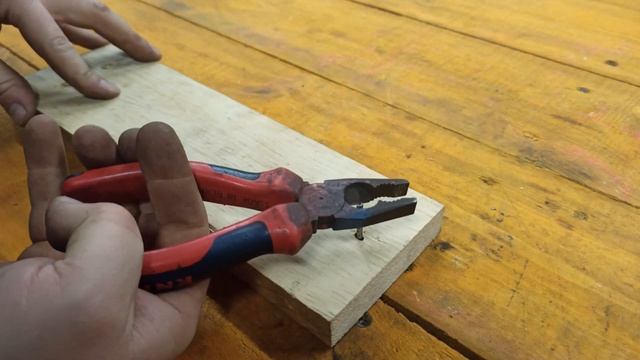 Обязательно запомни этот полезный совет! Как можно легко вытащить гвоздь без шляпки.