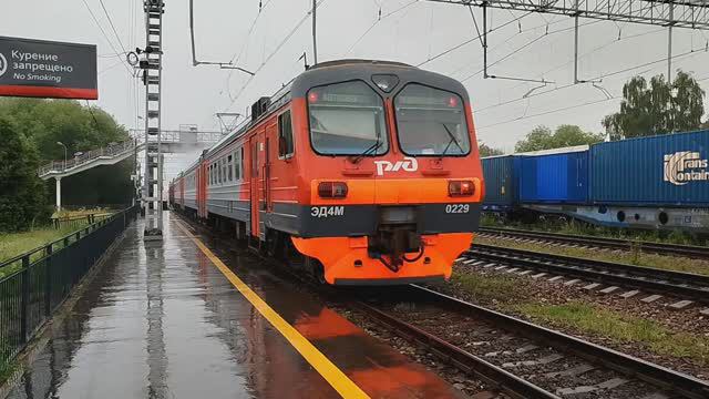 Электропоезд ЭД4М-0229 уезжает в дождь