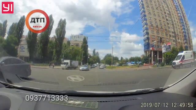 Киев. Малышко/Рыбалко: едет скорая с сиреной, пешеходы просто себе идут как ни в чем не бывало, маш