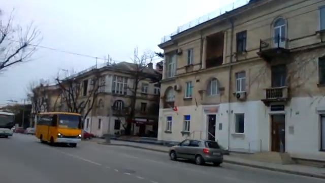 Первая прогулка по Севастополю. Весеннее ранее цветение деревьев.
