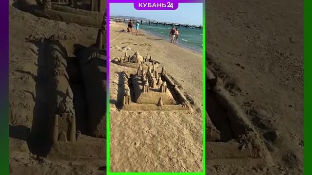 Песчаные фигуры и замки на пляже в Анапе