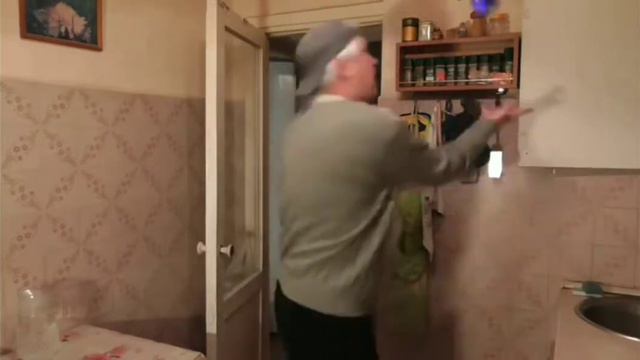 Геннадий Горин танцует под Польскую музыку.