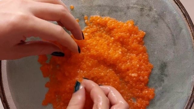 Как засолить икру форели. Быстрый способ засолки в домашних условиях. Как отделить икру от пленки.