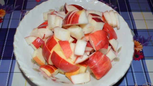 Кулебяка с яблоком из слоеного дрожжевого домашнего теста