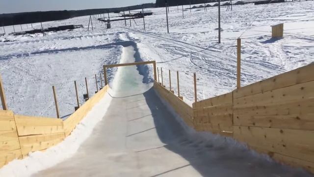 Огромная горка. Спуск на тюбах