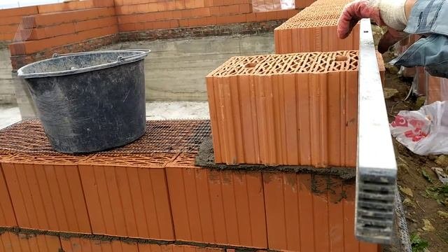 кладка блоков по уровню