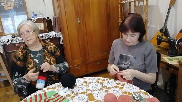 Мастерицы из музейного клуба "Рукодельница" вяжут носки для участников Специальной военной операции.