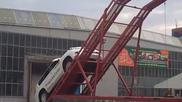 Clip: Màn leo dốc đứng bằng xe Toyota Land Cruiser siêu ngoạn mục