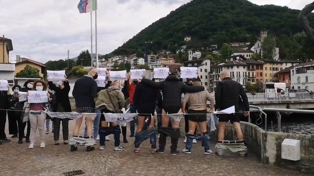 I commercianti di Lavena Ponte Tresa protestano  in mutande