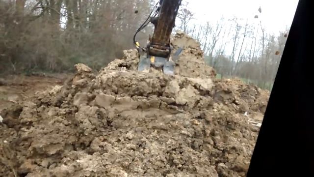 Volvo Ec 250D boue