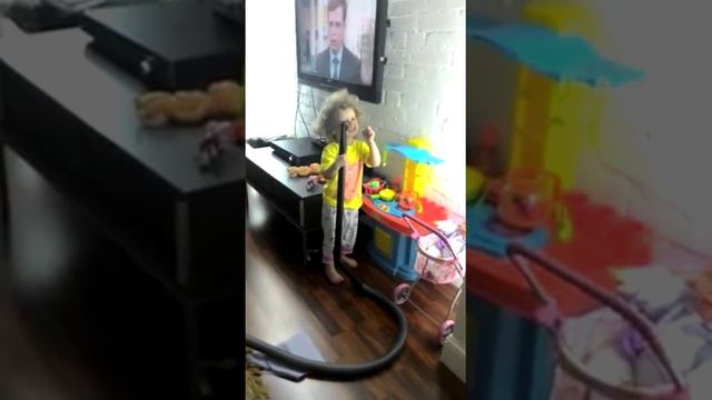 Даша расчесывает волосы