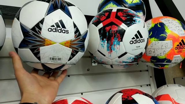 Фирменные футбольные мячи в спортивном магазине SPORTWORLDKG (Кок-Джар напротив мечети)