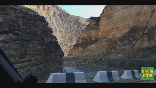 Водитель в Дагестане рассказывает местные легенды по дороге из Ахульго