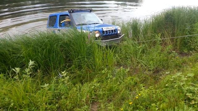 Suzuki jimny выбирается на берег