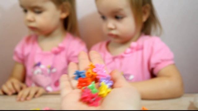Двойняшки открывают посылки с заколками, резинками и украшениями