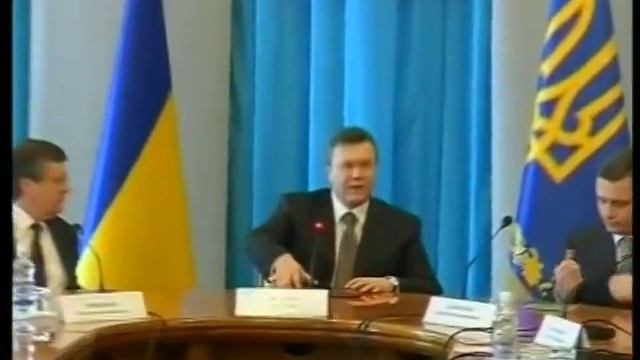 На второй день президентства под Януковичем сломалось кресло. 2010 год
