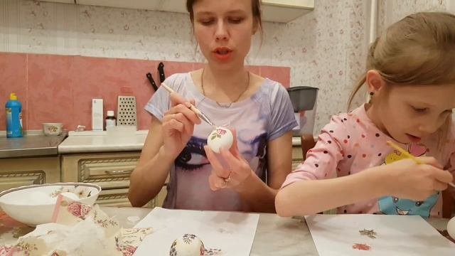 Декупаж на пасхальных яйцах.