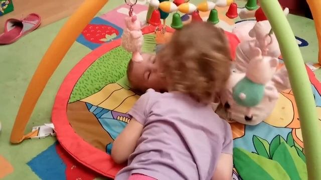 Маша и Никита на детской площадке возле дома. Предновогодняя прогулка зимой.