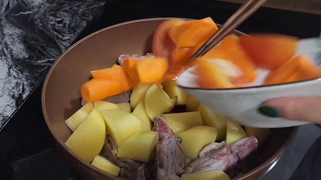 排骨汤 (玉米、土豆、番茄、葱花、姜片) Spare ribs soup